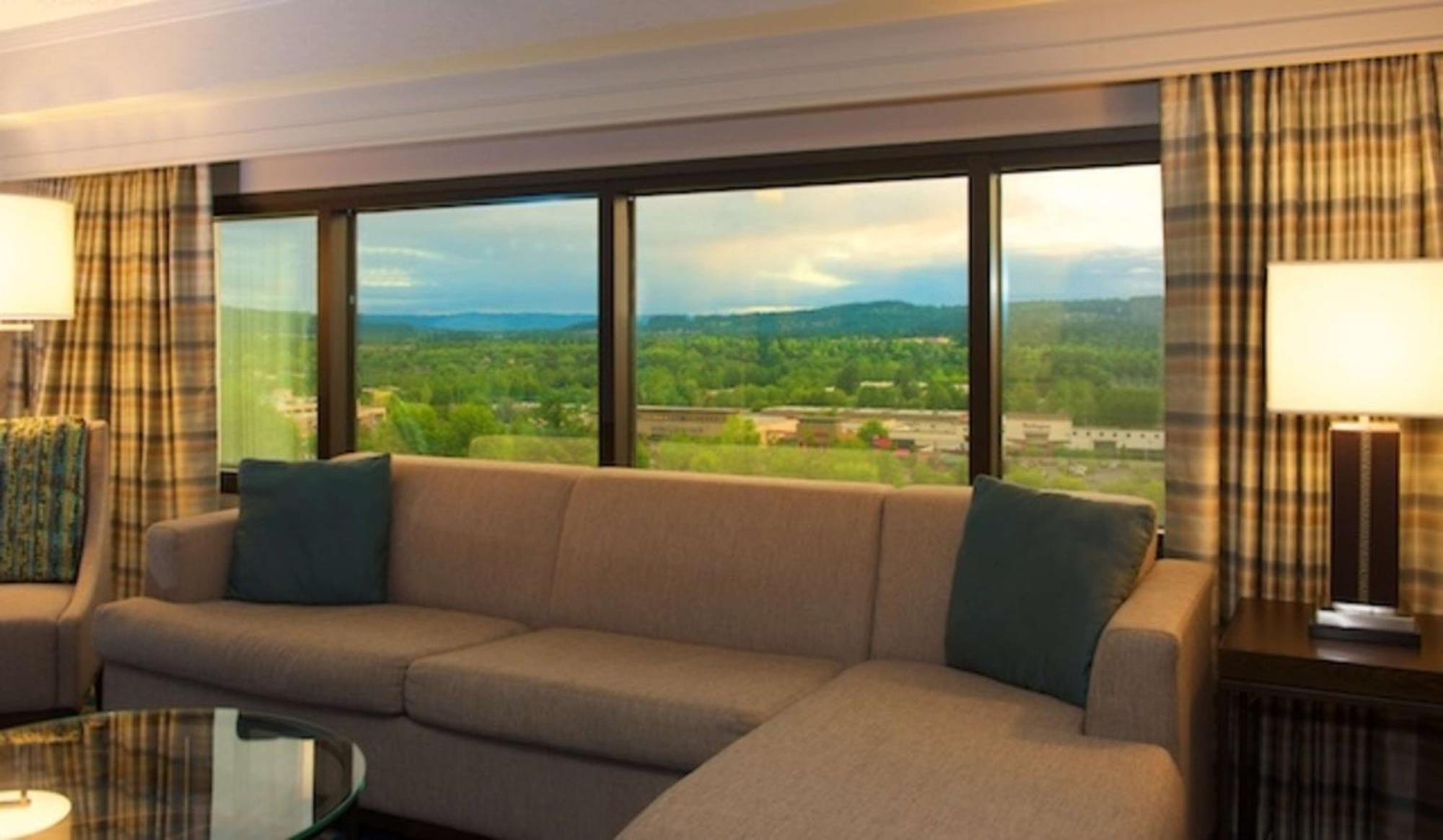 Embassy Suites By Hilton Portland Tigard Exterior photo